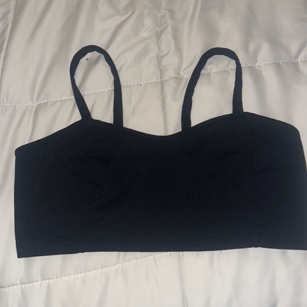 Crop top/sports bra with open straps on the back